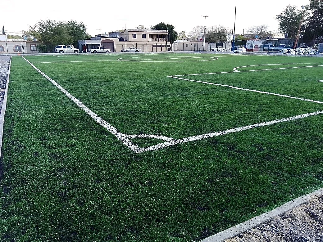 Cancha de fútbol 7 con pasto sintético en Campo Deportivo los Guerra, Miguel Alemán, Tamaulipas: pasto sintético deportivo recién cepillado