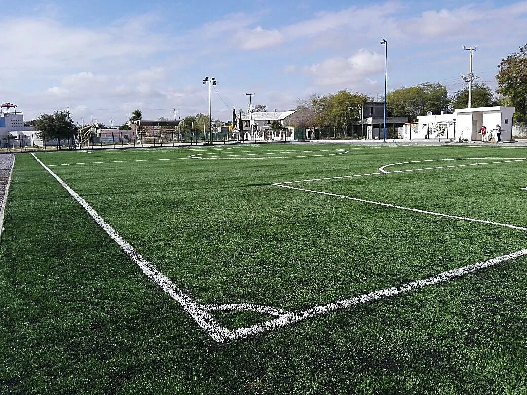 Cancha de fútbol 7 con pasto sintético en Campo Deportivo los Guerra, Miguel Alemán, Tamaulipas: la cancha desdel fondo
