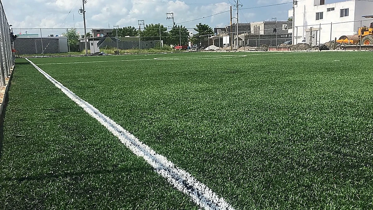 Cancha de fútbol 7 con pasto sintético en Campo Deportivo Santa Monica, Ciudad Mante, Tamaulipas: líneas de juego insertadas en el mismo pasto
