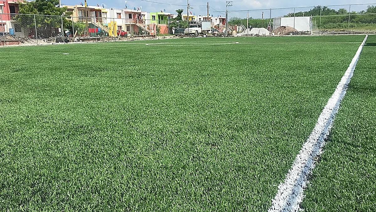 Cancha de fútbol 7 con pasto sintético en Campo Deportivo Santa Monica, Ciudad Mante, Tamaulipas: pasto sintético deportivo recién cepillado