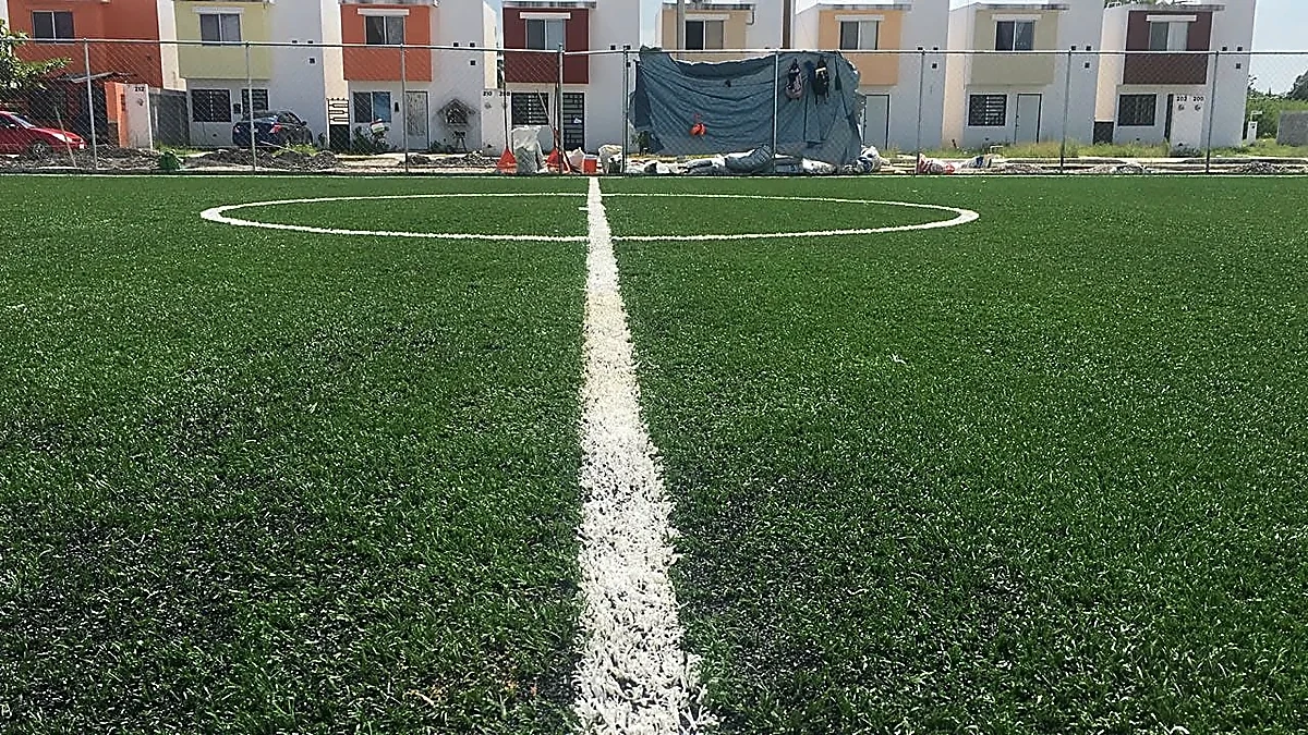 Detalle del pasto sintético de la cancha de fútbol 7 en Ciudad Mante, Tamaulipas