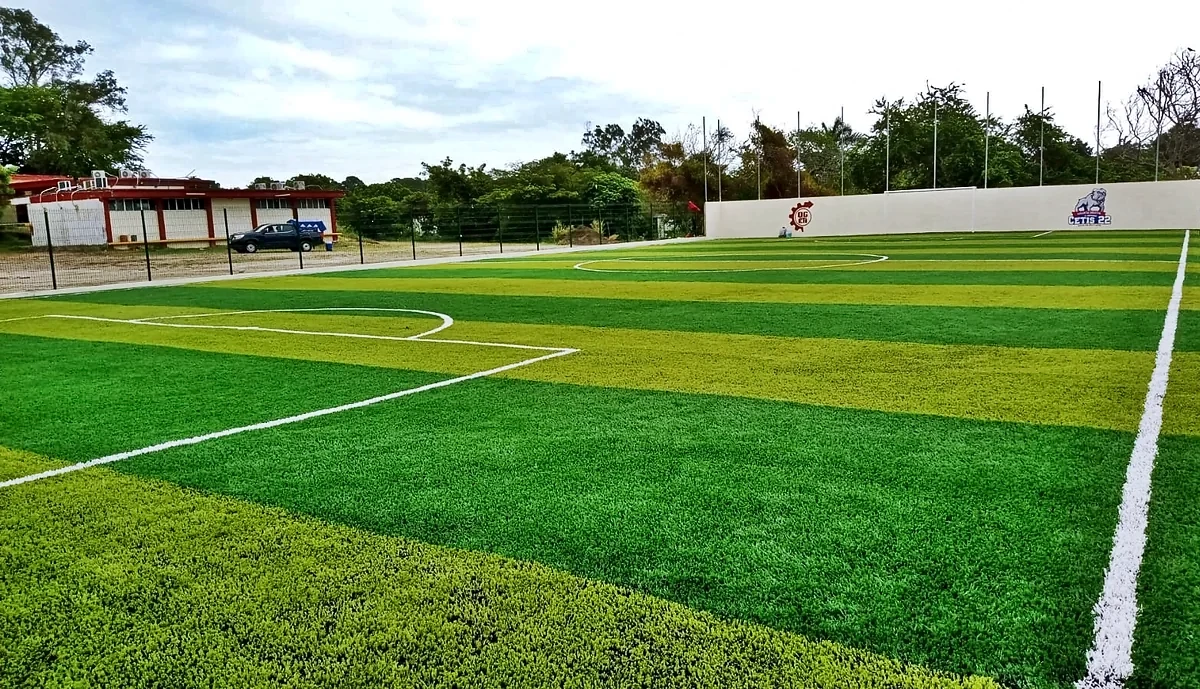 Cancha de fútbol 7 con pasto sintético en CETIS 22, Tampico