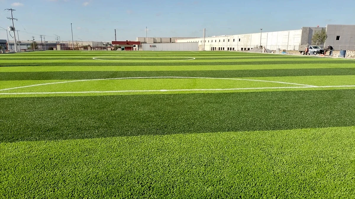 Cancha de fútbol 7 con pasto sintético en Empresa EMERSON, Reynosa, Tamaulipas: otra vista de la cancha de fútbol 7