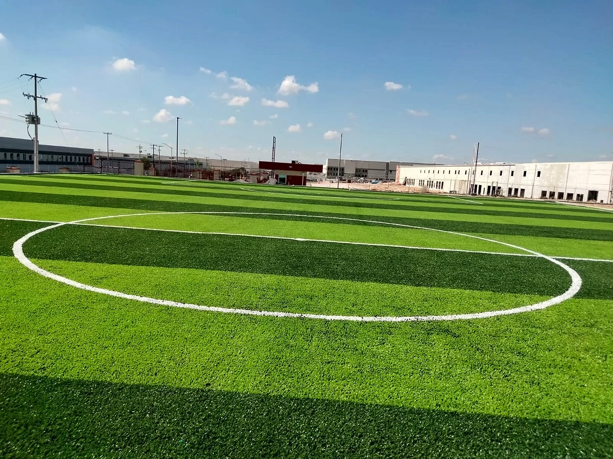 Detalle del pasto sintético de la cancha de fútbol 7 en Reynosa, Tamaulipas