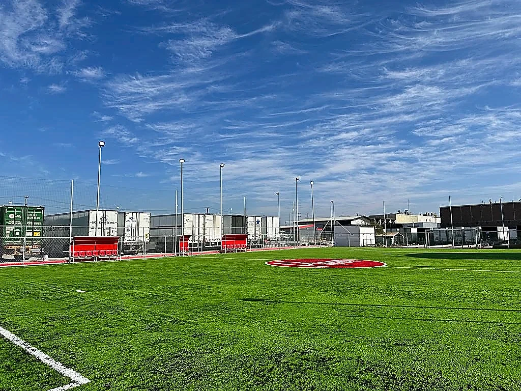 Cancha de fútbol 7 con pasto sintético en Empresa RHEEM, Nuevo Laredo, Tamaulipas: líneas de juego insertadas en el mismo pasto