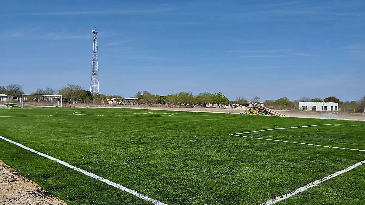 Cancha de fútbol 7 con pasto sintético en Gustavo Díaz Ordaz, Tamaulipas: líneas de juego insertadas en el mismo pasto