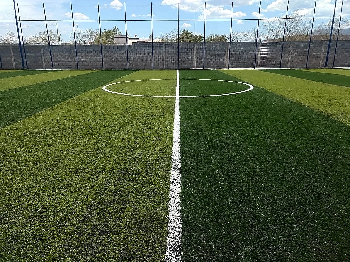 Cancha de fútbol 7 con pasto sintético en ICEST Victoria, Ciudad Victoria, Tamaulipas: la cancha desde la línea lateral
