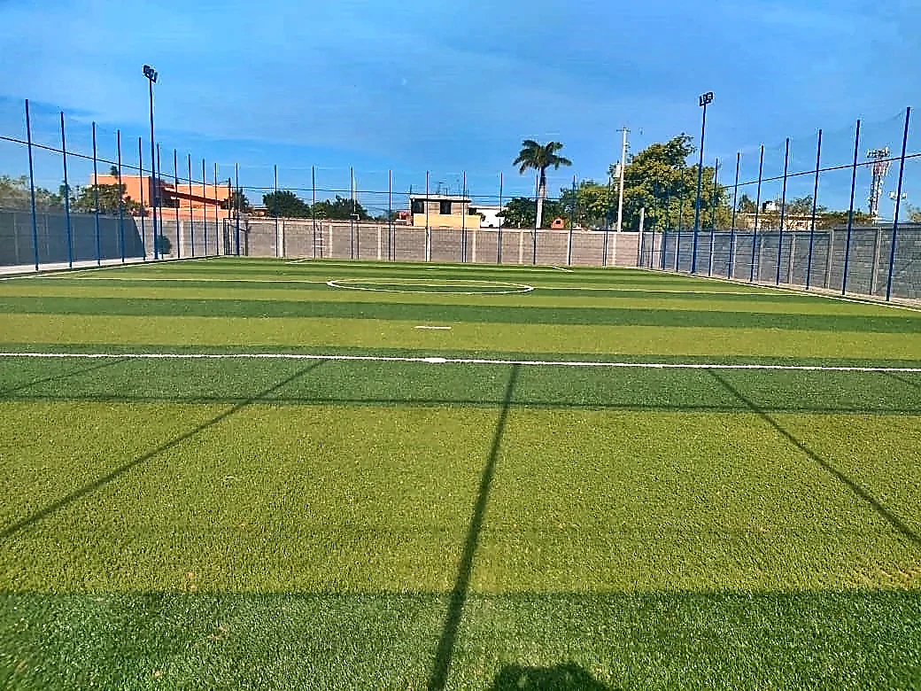 Cancha de fútbol 7 con pasto sintético en ICEST Victoria, Ciudad Victoria, Tamaulipas: otra vista de la cancha de fútbol 7