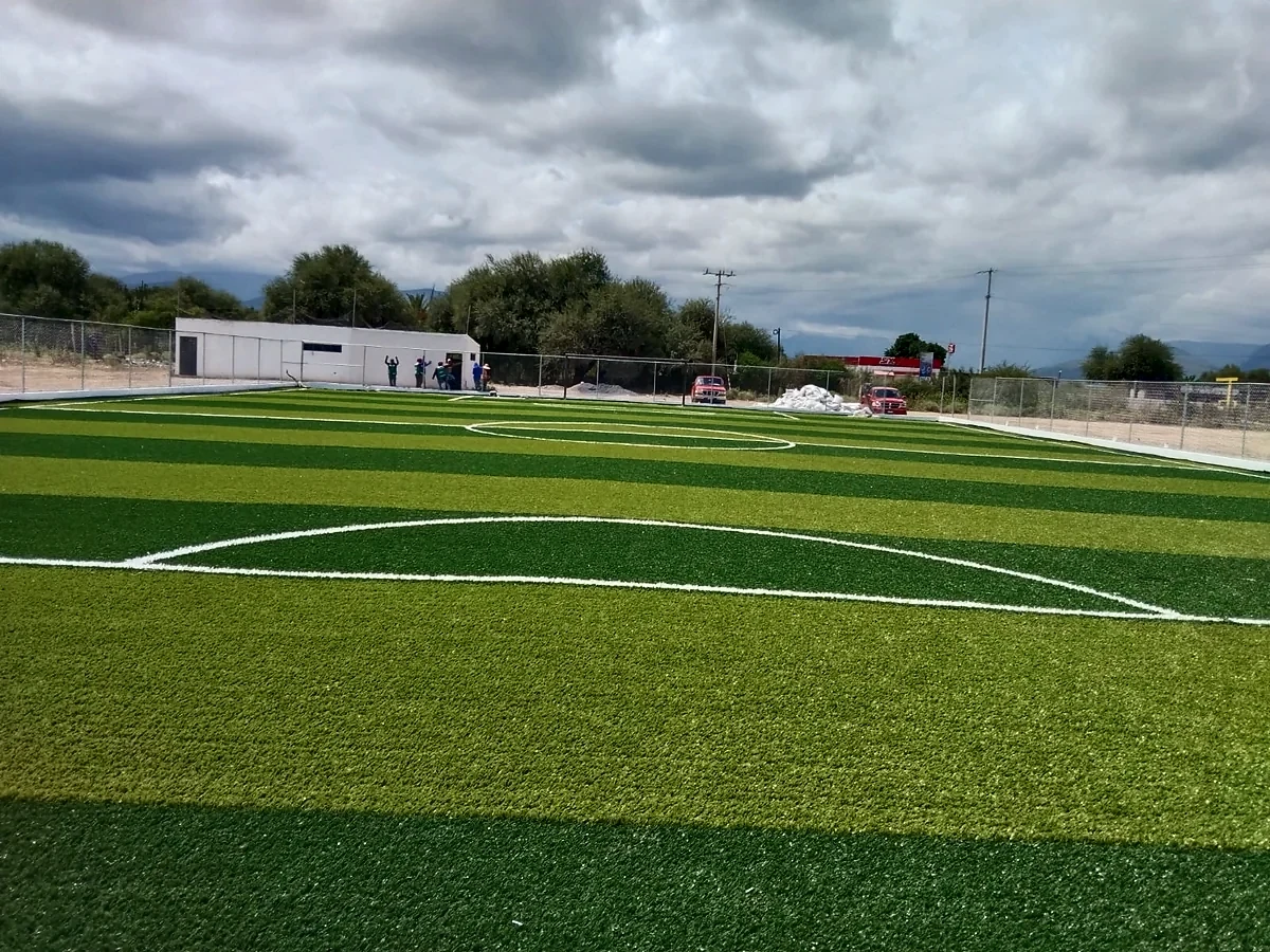 Detalle del pasto sintético de la cancha de fútbol 7 en Jaumave, Tamaulipas