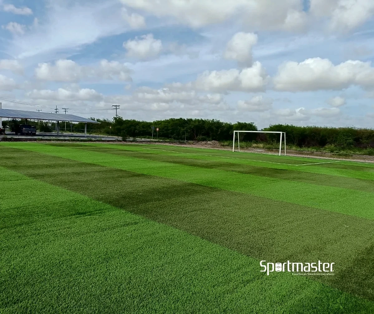Cancha de fútbol 7 con pasto sintético en Matamoros, Tamaulipas: líneas de juego insertadas en el mismo pasto