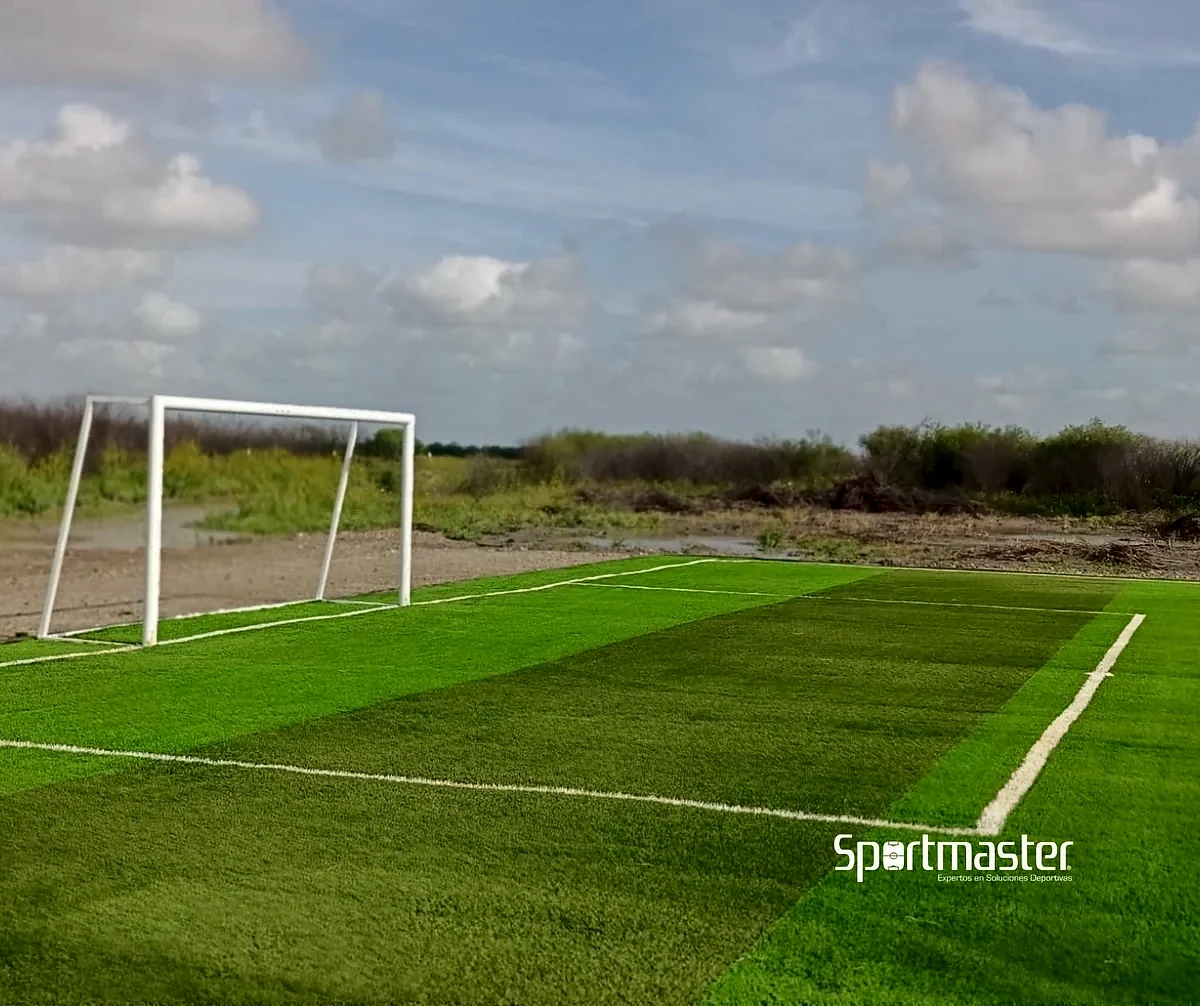 Detalle del pasto sintético de la cancha de fútbol 7 en Matamoros, Tamaulipas