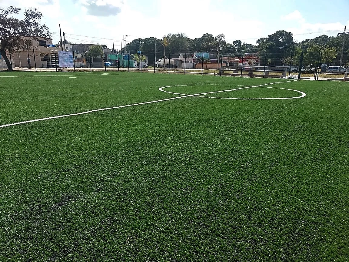 Cancha de fútbol 7 con pasto sintético en Parque del Barrio, Altamira, Tamaulipas: líneas de juego insertadas en el mismo pasto