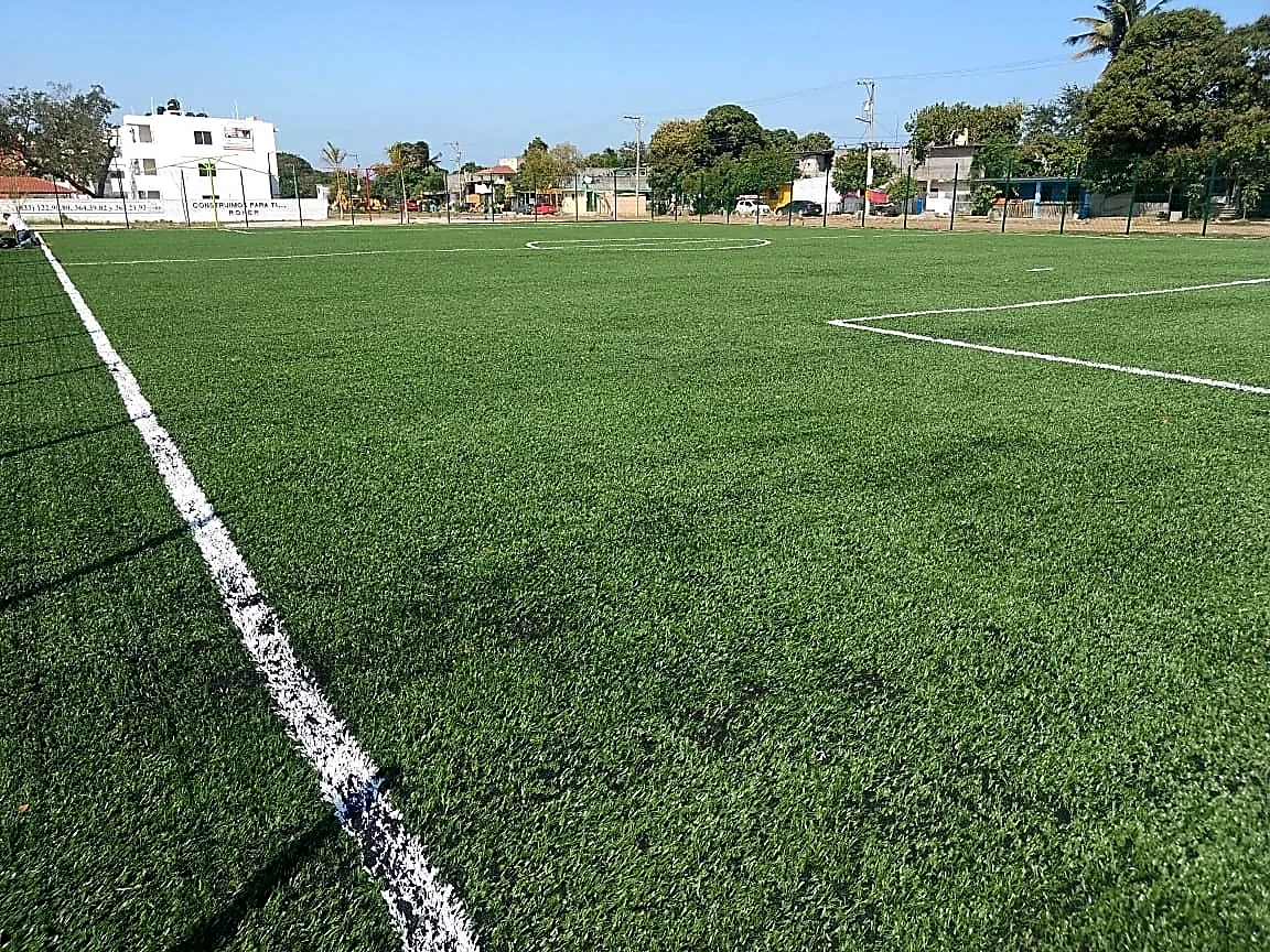 Cancha de fútbol 7 con pasto sintético en Parque del Barrio, Altamira, Tamaulipas: otra vista de la cancha de fútbol 7
