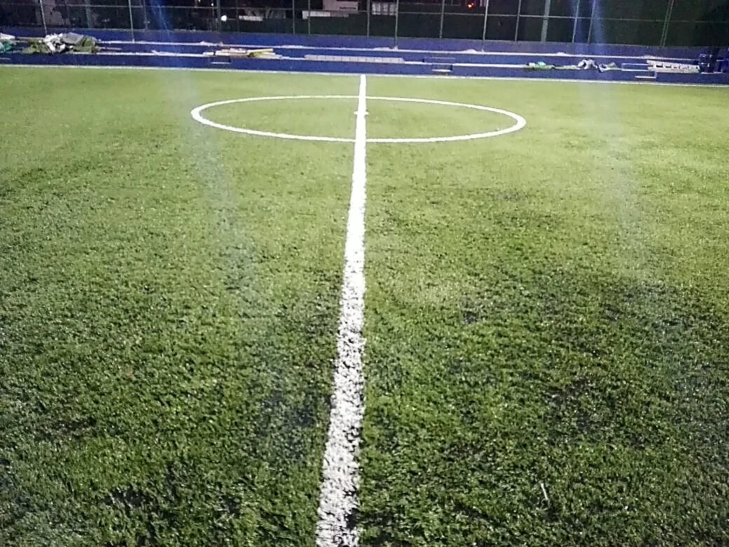 Cancha de fútbol 7 con pasto sintético en Raquet Club de Tampico AC, Tamaulipas: pasto sintético deportivo recién cepillado