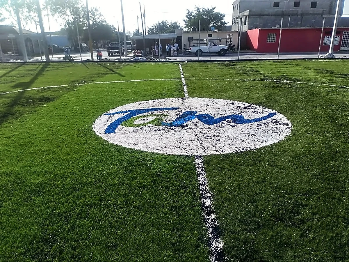 Cancha de fútbol 7 con pasto sintético en Reynosa, Tamaulipas: líneas de juego insertadas en el mismo pasto