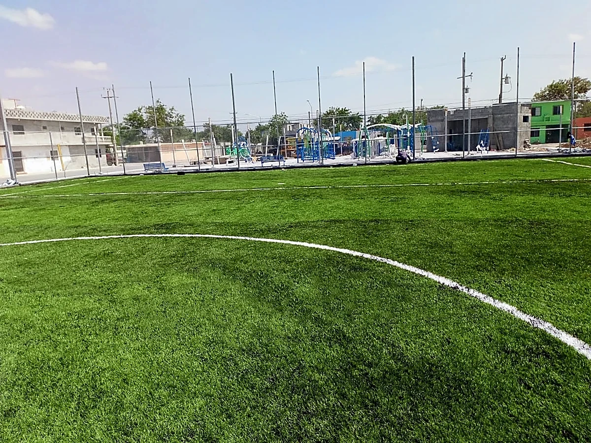 Cancha de fútbol 7 con pasto sintético en Reynosa, Tamaulipas: la cancha desde la línea lateral