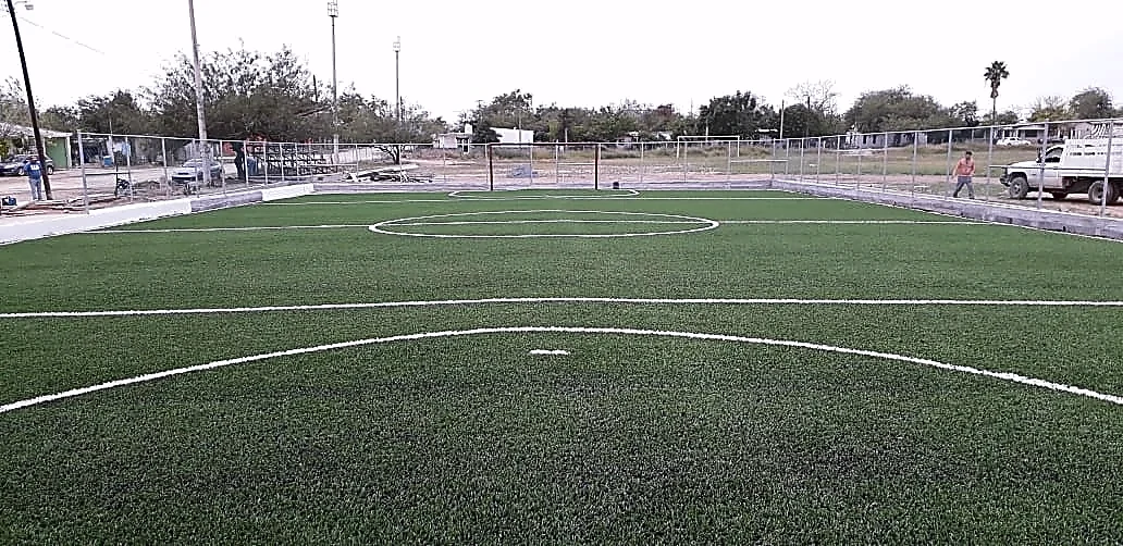 Cancha de fútbol 7 con pasto sintético en San Fernando, Tamaulipas: la cancha desde la línea lateral