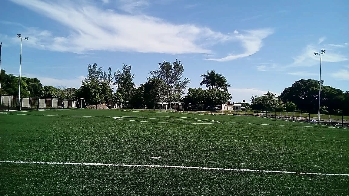 Cancha de fútbol 7 con pasto sintético en Secundaria Técnica #72, Aldama