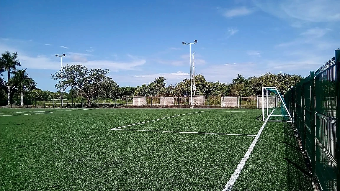 Cancha de fútbol 7 con pasto sintético en Secundaria Técnica #72, Aldama, Tamaulipas: otra vista de la cancha de fútbol 7