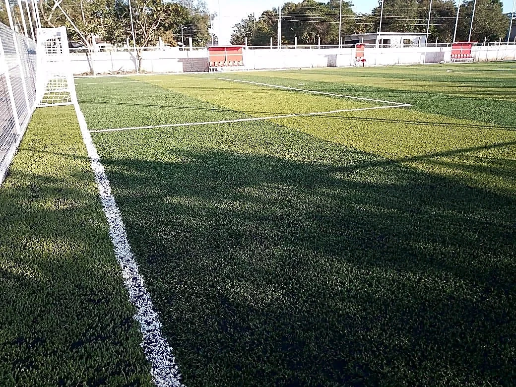Detalle del pasto sintético de la cancha de fútbol 7 en Altamira, Tamaulipas