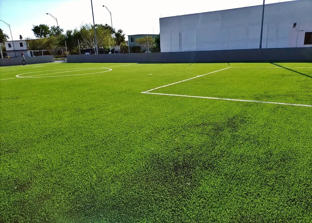 Cancha de fútbol 7 con pasto sintético en Solmex, Matamoros, Tamaulipas: líneas de juego insertadas en el mismo pasto