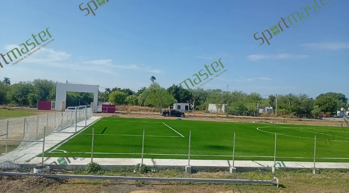 Cancha de fútbol 7 con pasto sintético en Unidad Deportiva de Abasolo, Abasolo, Tamaulipas: otra vista de la cancha con cerco perimetral