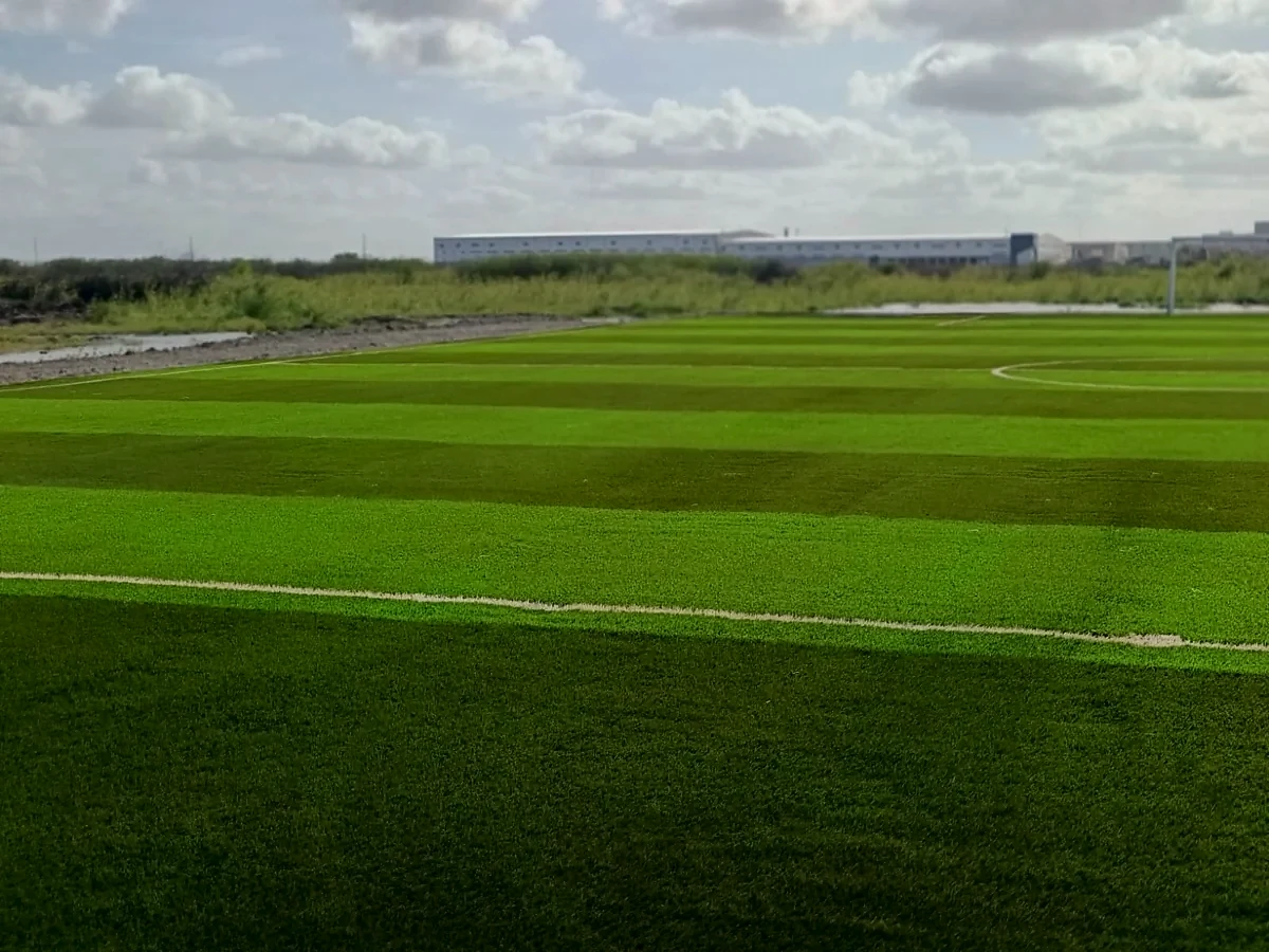 Detalle del pasto sintético de la cancha de fútbol 7 en Matamoros, Tamaulipas