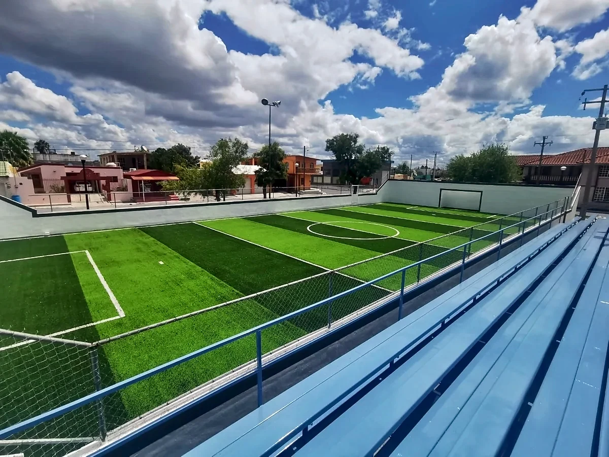 Cancha de fútbol rápido con pasto sintético en Auditorio Municipal de Miguel Alemán, Tamaulipas: líneas de juego insertadas en el pasto