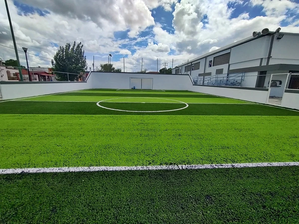 Cancha de fútbol rápido con pasto sintético en Auditorio Municipal de Miguel Alemán, Tamaulipas: otra vista de la cancha