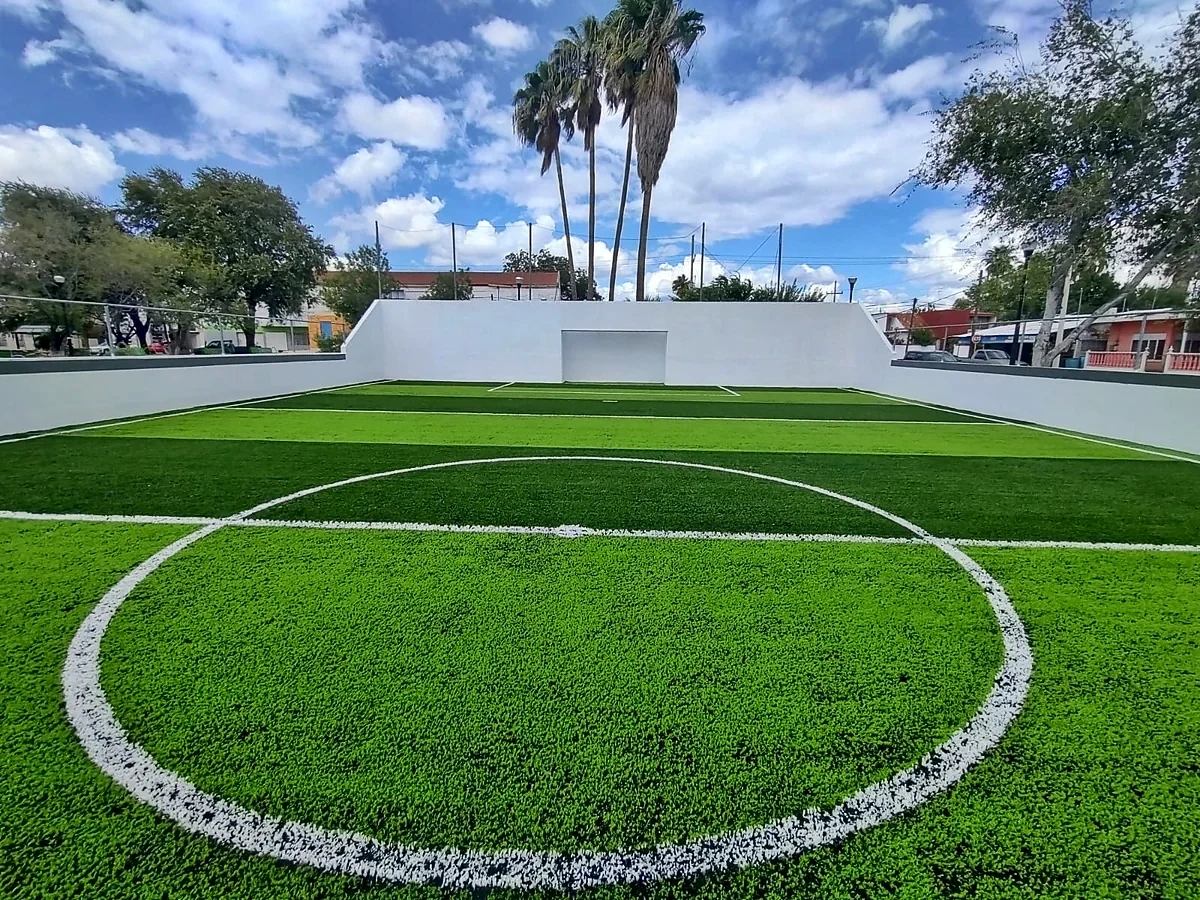 Cancha de fútbol rápido con pasto sintético en Auditorio Municipal de Miguel Alemán, Tamaulipas: pasto sintético deportivo recién cepillado