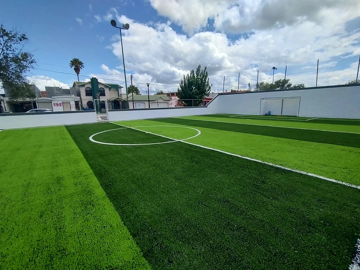 Detalle del pasto sintético de la cancha de fútbol rápido en Miguel Alemán, Tamaulipas