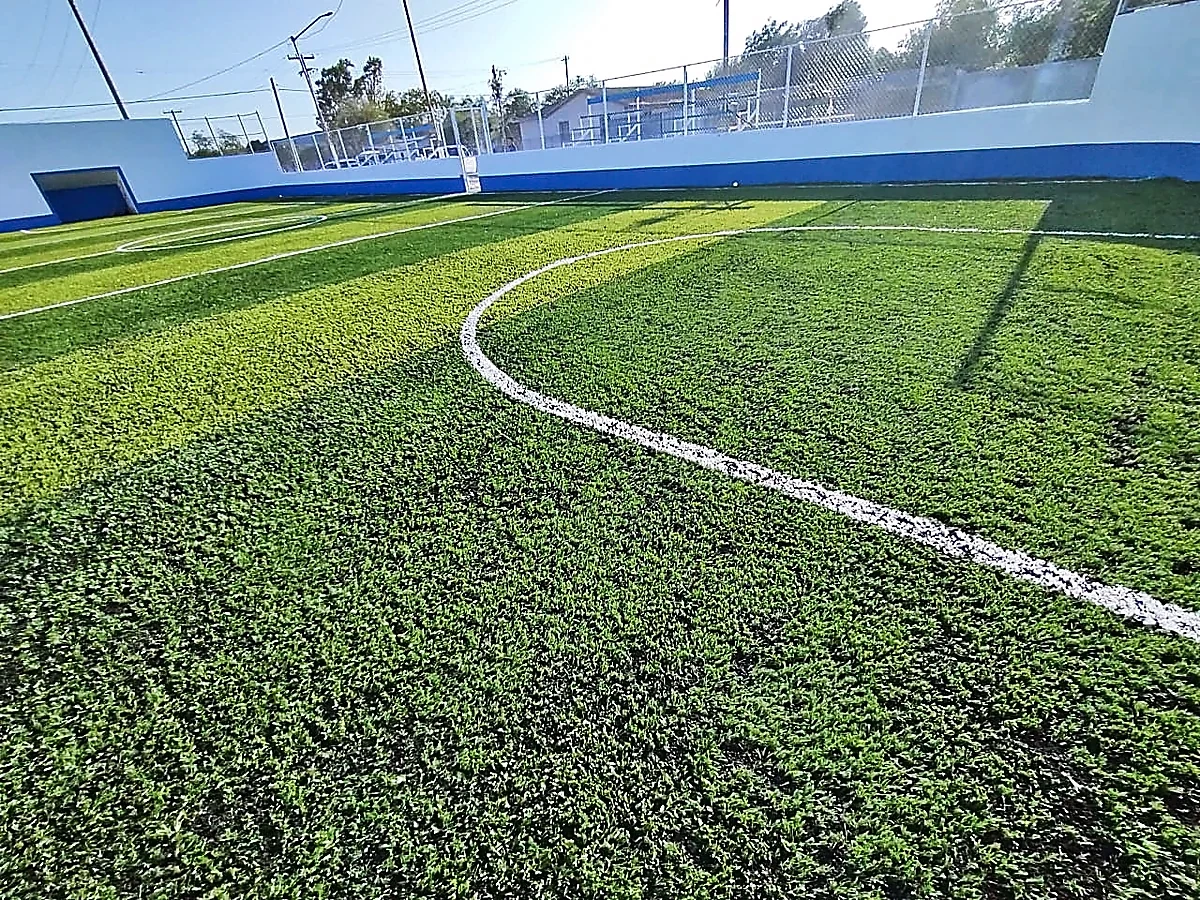 Cancha de fútbol rápido con pasto sintético en Cancha Retomando El Progreso, Valle Hermoso, Tamaulipas: líneas de juego insertadas en el pasto
