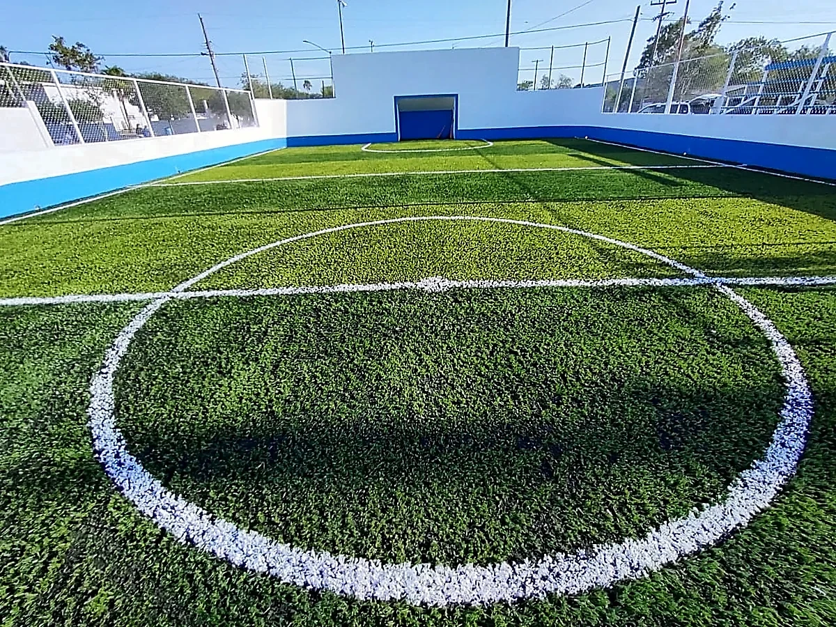 Detalle del pasto sintético de la cancha de fútbol rápido en Valle Hermoso, Tamaulipas