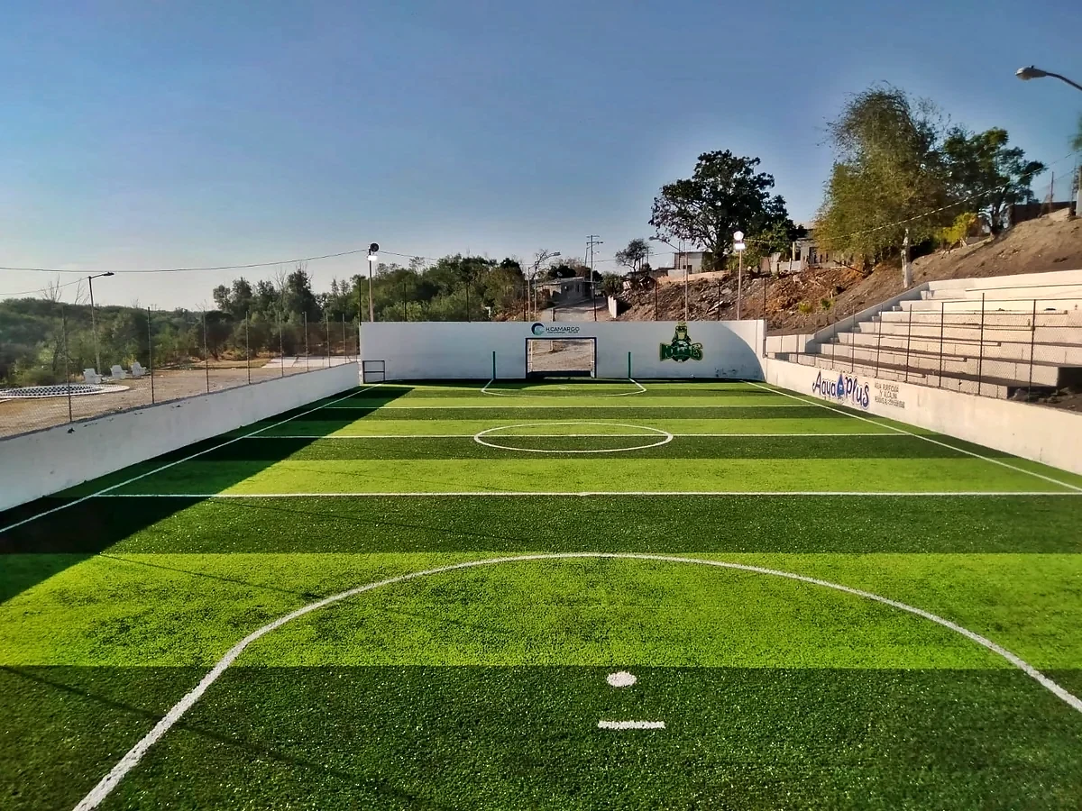 Cancha de fútbol rápido con pasto sintético en Cancha Río San Juan, Camargo