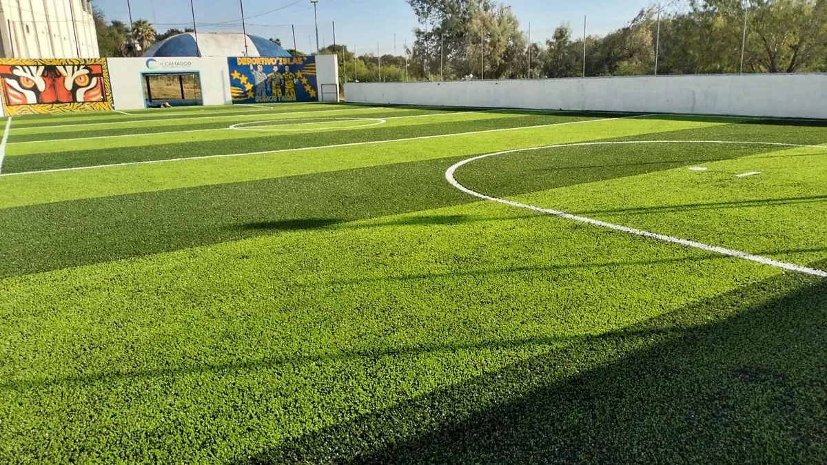 Cancha de fútbol rápido con pasto sintético en Cancha Río San Juan, Camargo, Tamaulipas: pasto sintético deportivo recién cepillado