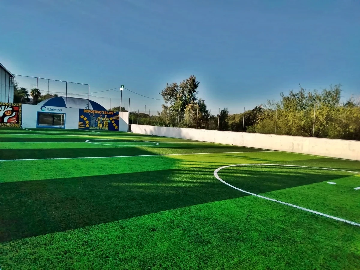 Cancha de fútbol rápido con pasto sintético en Cancha Río San Juan, Camargo, Tamaulipas: la cancha desdel fondo