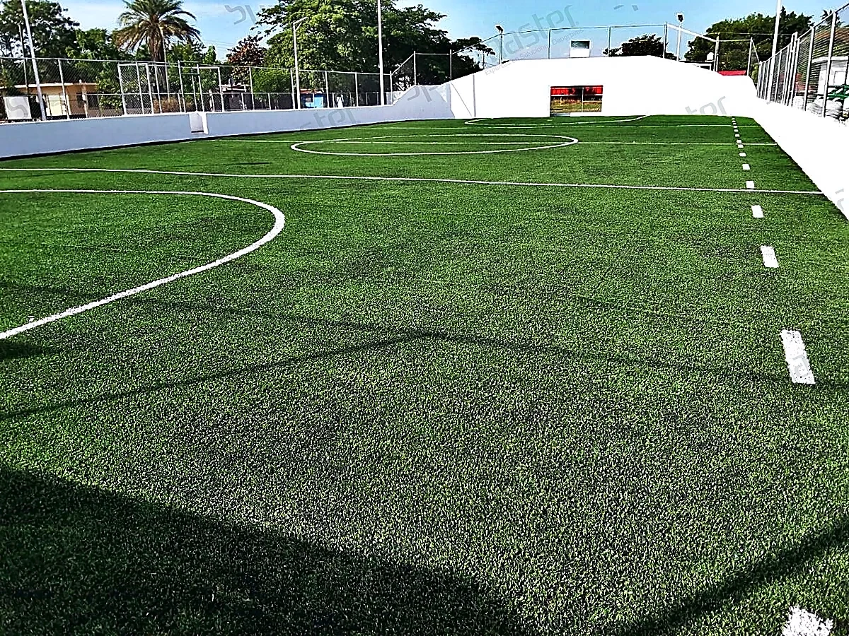 Cancha de fútbol rápido con pasto sintético en El Mante, Tamaulipas