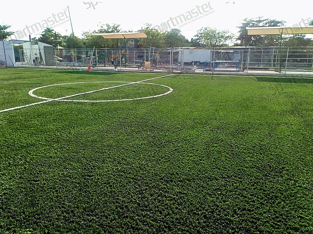 Cancha de fútbol rápido con pasto sintético en El Mante, Tamaulipas: líneas de juego insertadas en el pasto