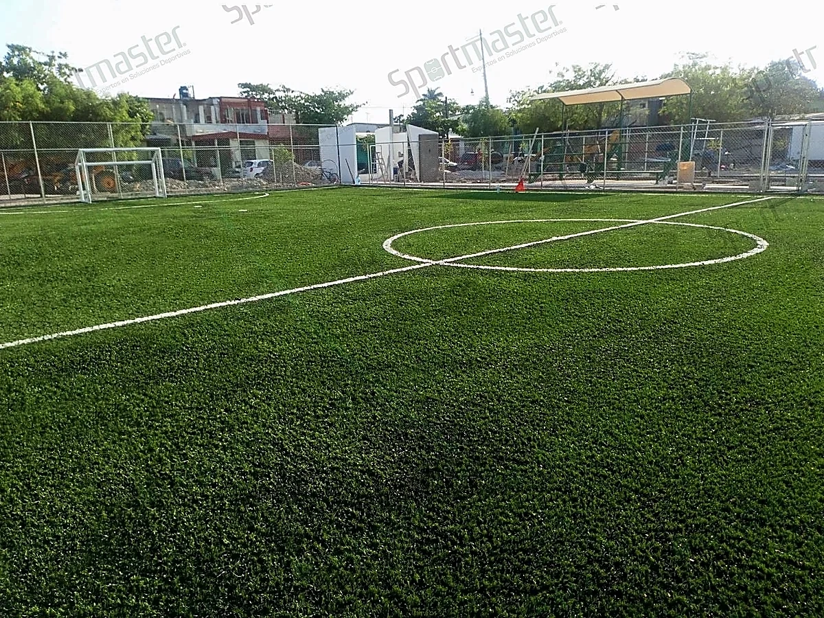 Cancha de fútbol rápido con pasto sintético en El Mante, Tamaulipas: la cancha desde la línea lateral