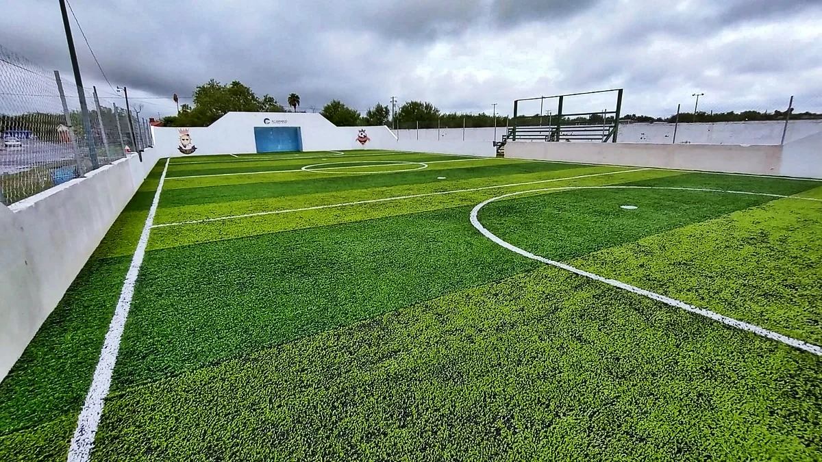 Cancha de fútbol rápido con pasto sintético en Unidad Deportiva Población Comales, Tamaulipas: pasto sintético deportivo recién cepillado