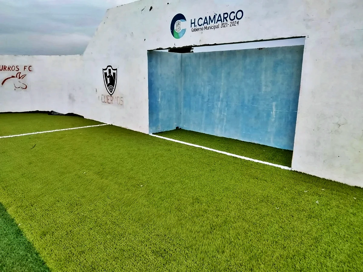 Detalle del pasto sintético de la cancha de fútbol rápido en Comales, Tamaulipas