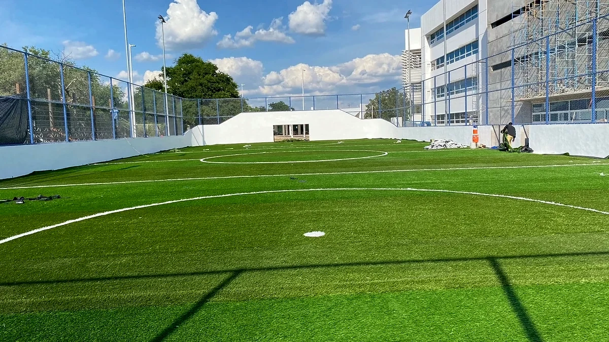 Cancha de fútbol rápido con pasto sintético en Universidad La Salle, Ciudad Victoria, Tamaulipas: la cancha desde la línea lateral