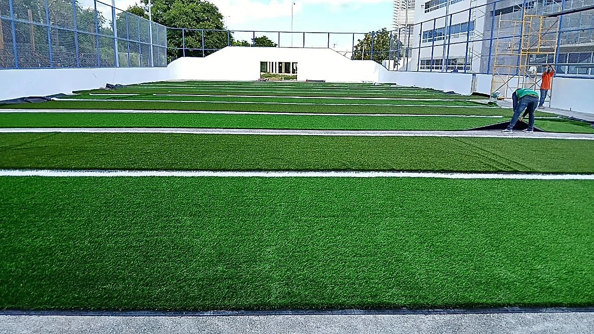Detalle del pasto sintético de la cancha de fútbol rápido en Ciudad Victoria, Tamaulipas