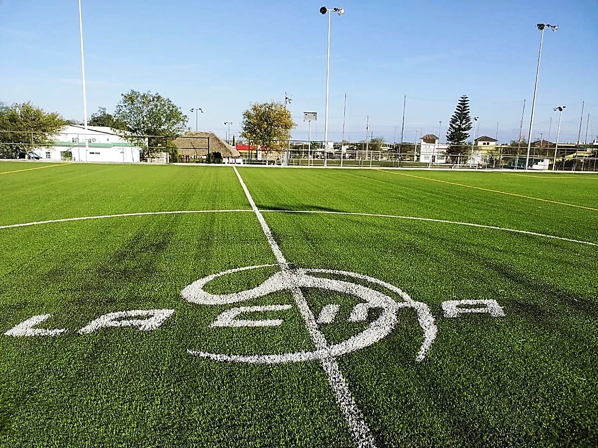Cancha de fútbol soccer con pasto sintético en Cancha de Fútbol la Cima, Ciudad Victoria, Tamaulipas: líneas de juego insertadas en el pasto