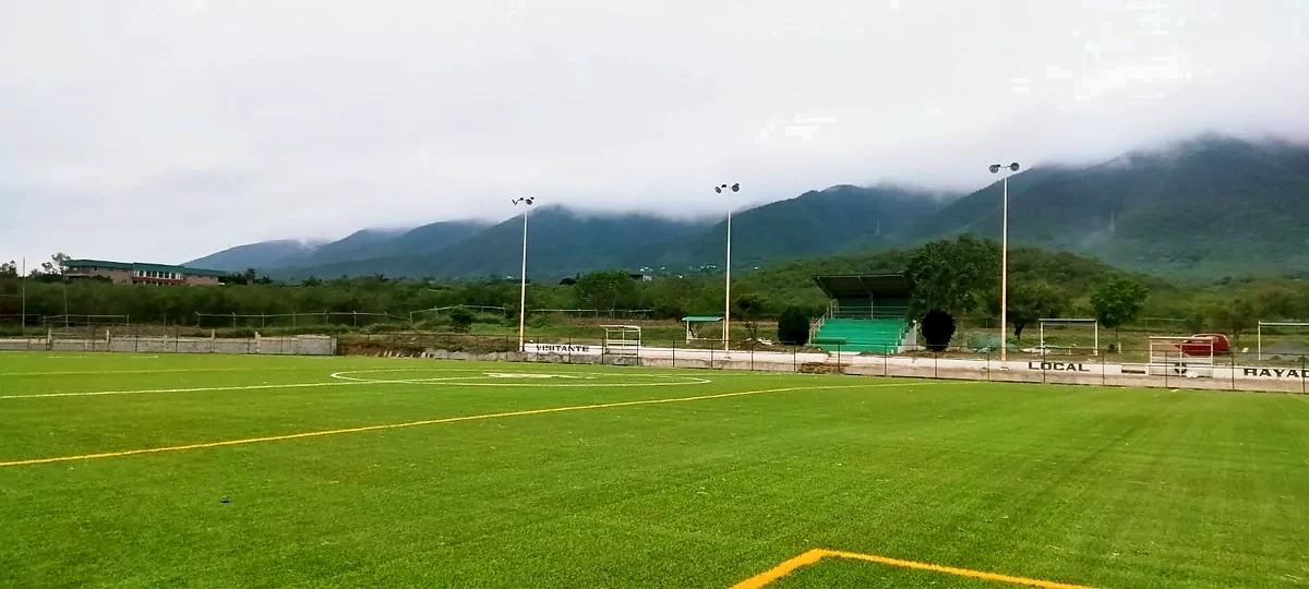 Cancha de fútbol soccer con pasto sintético en Cancha de Fútbol la Cima, Ciudad Victoria, Tamaulipas: la cancha desde la línea lateral