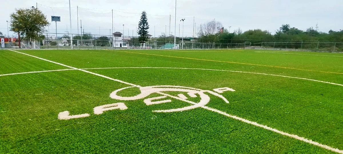 Cancha de fútbol soccer con pasto sintético en Cancha de Fútbol la Cima, Ciudad Victoria, Tamaulipas: pasto sintético deportivo recién cepillado