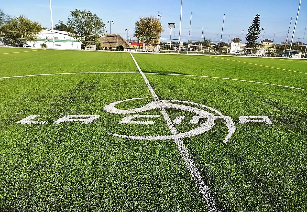 Cancha de fútbol soccer con pasto sintético en Ciudad Victoria, Tamaulipas: otra vista de la cancha