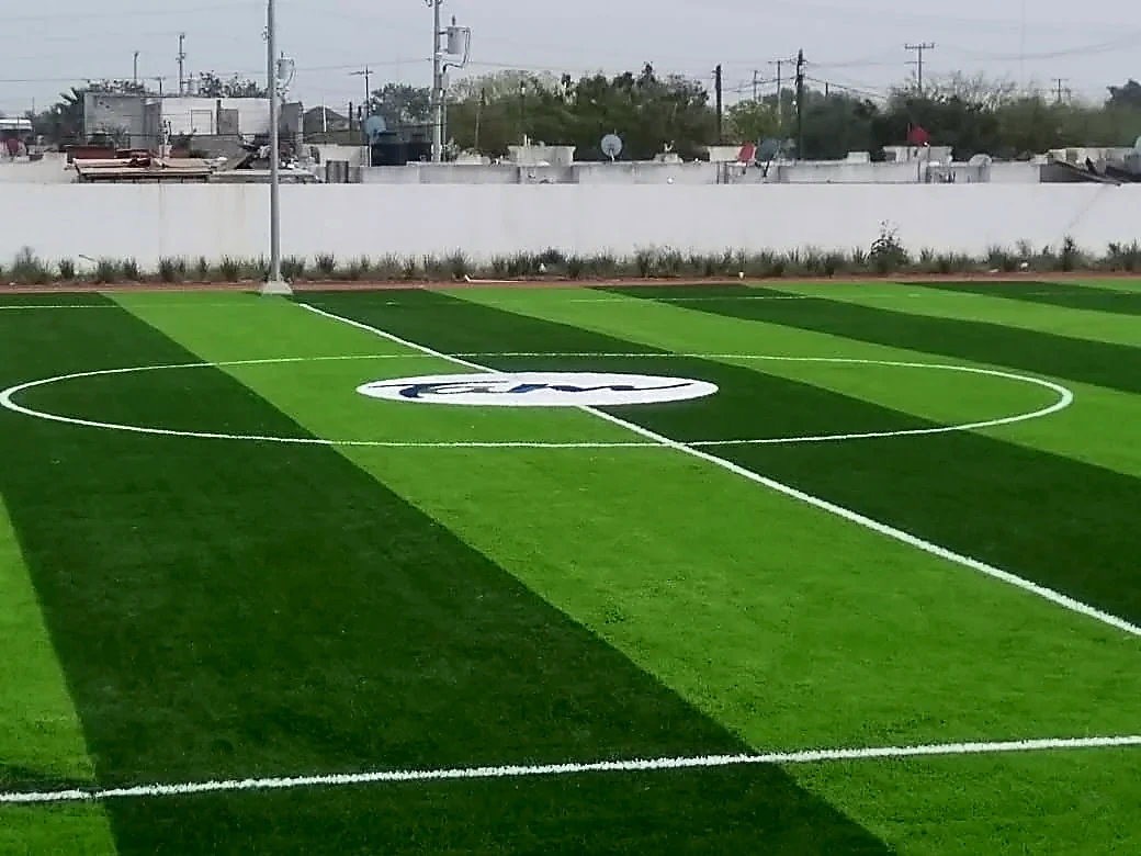 Cancha de fútbol soccer con pasto sintético en Deportivo Lomas del Rio, Nuevo Laredo