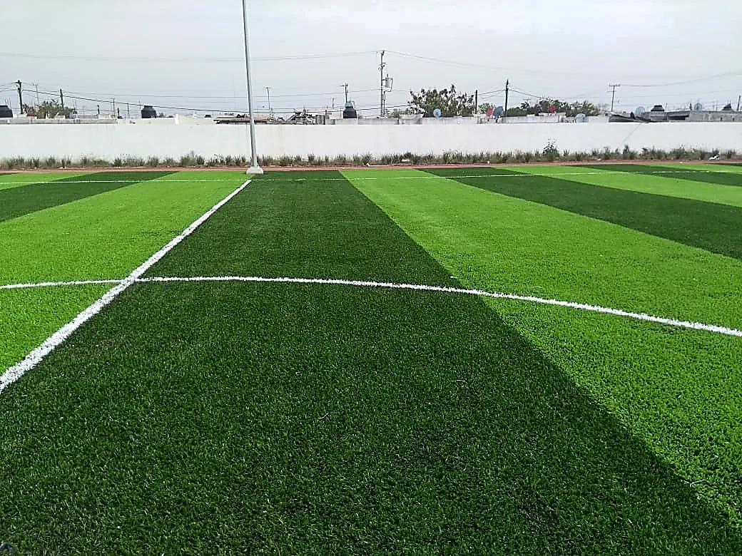 Cancha de fútbol soccer con pasto sintético en Deportivo Lomas del Rio, Nuevo Laredo, Tamaulipas: otra vista de la cancha