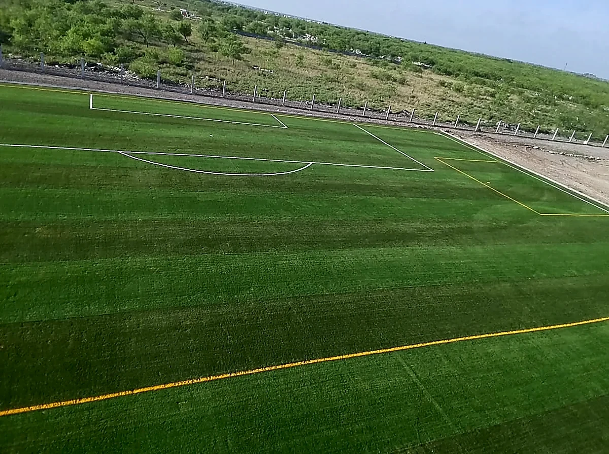 Cancha de fútbol soccer con pasto sintético en Gavilanes, Matamoros, Tamaulipas: otra vista de la cancha